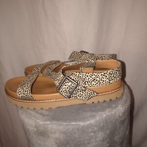 Universal Thread Tan and Black Strappy Sandals